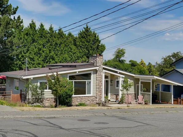 880 Rockheights Ave, Esquimalt, BC V9A 6J6