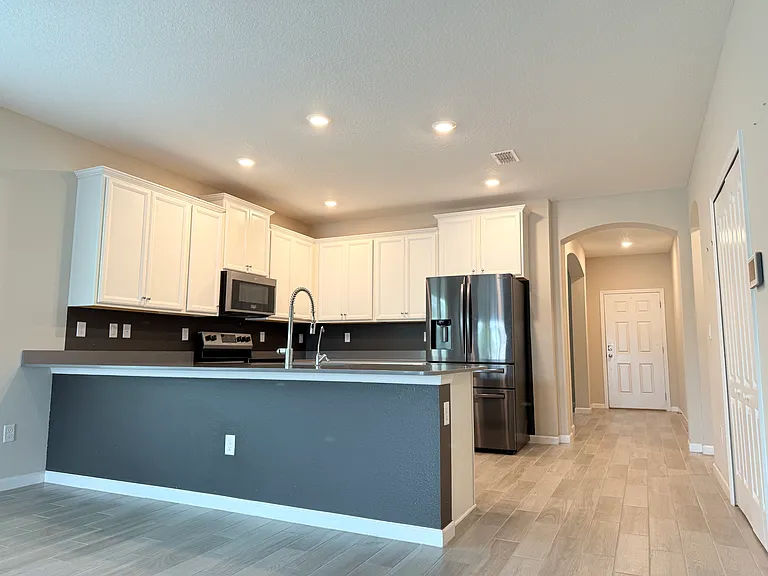 1604 Mathews Manor Dr — Photo 2