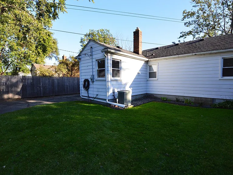 2335 Rowland Ave — Photo 20