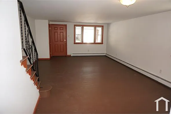 3 bed, 1250 sqft, $2,043 — Photo 3