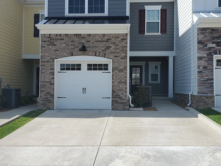 320 Kinsale Dr — Photo 2