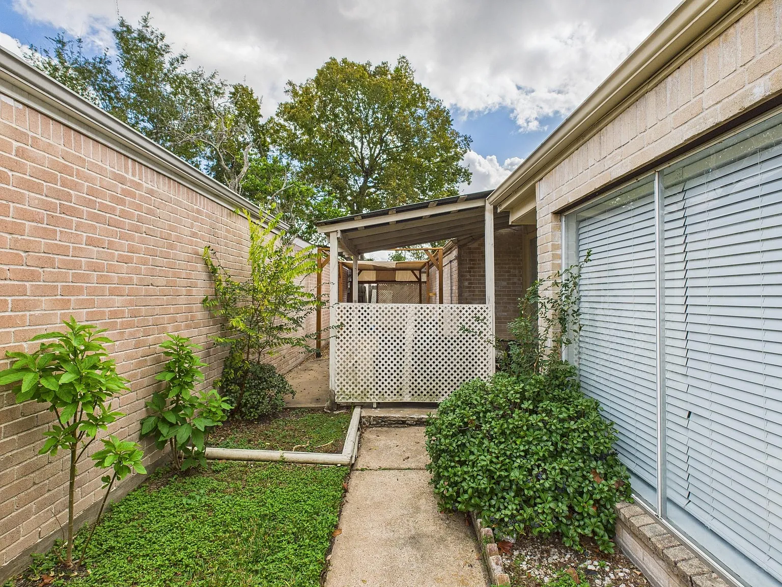 3 bed, 2.0 bath, 2004 sqft, $2,799 — Photo 4