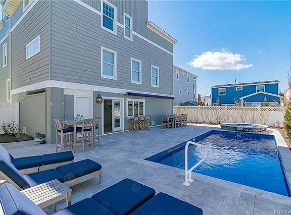 3rd image of 3008 Beach Ave
