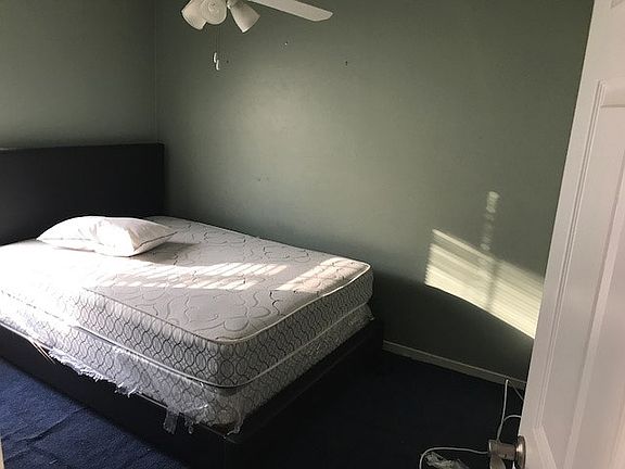 2nd bedroom w/ceiling fan
