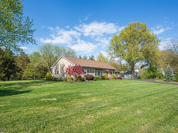 4th image of 18 Stonewyck Dr