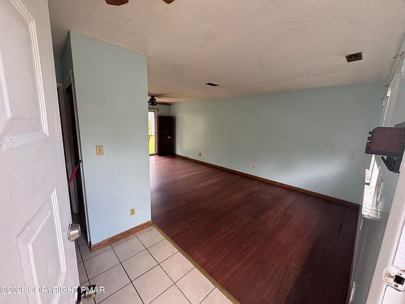 3rd image of 9 Spring Ln