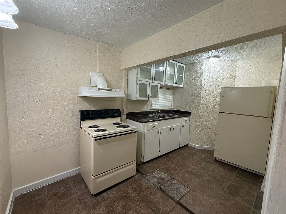 Stove and refrigerator come with the unit