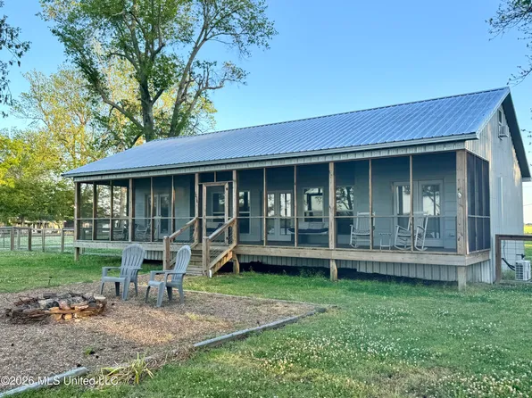 1238 Moon Lake Rd, Dundee, MS 38626