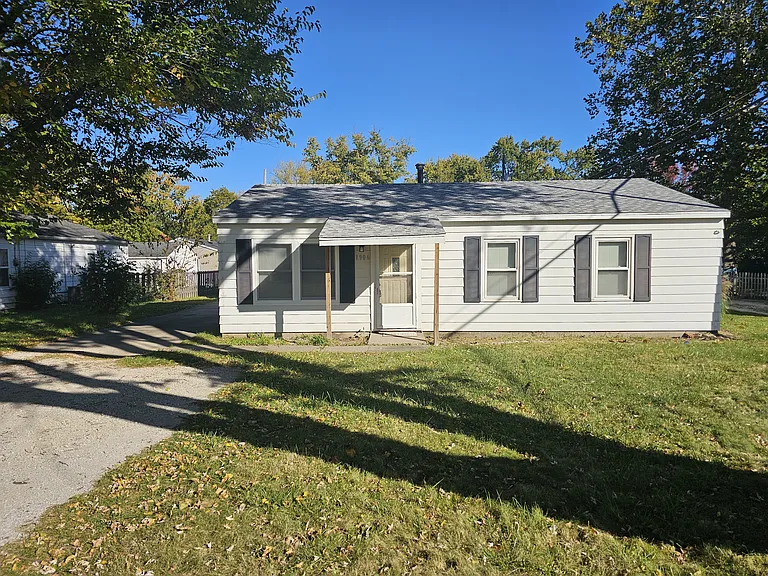 1906 Southwood Dr — Photo 1