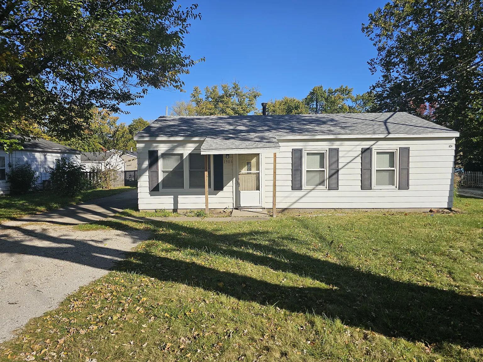 1906 Southwood Dr photo 1