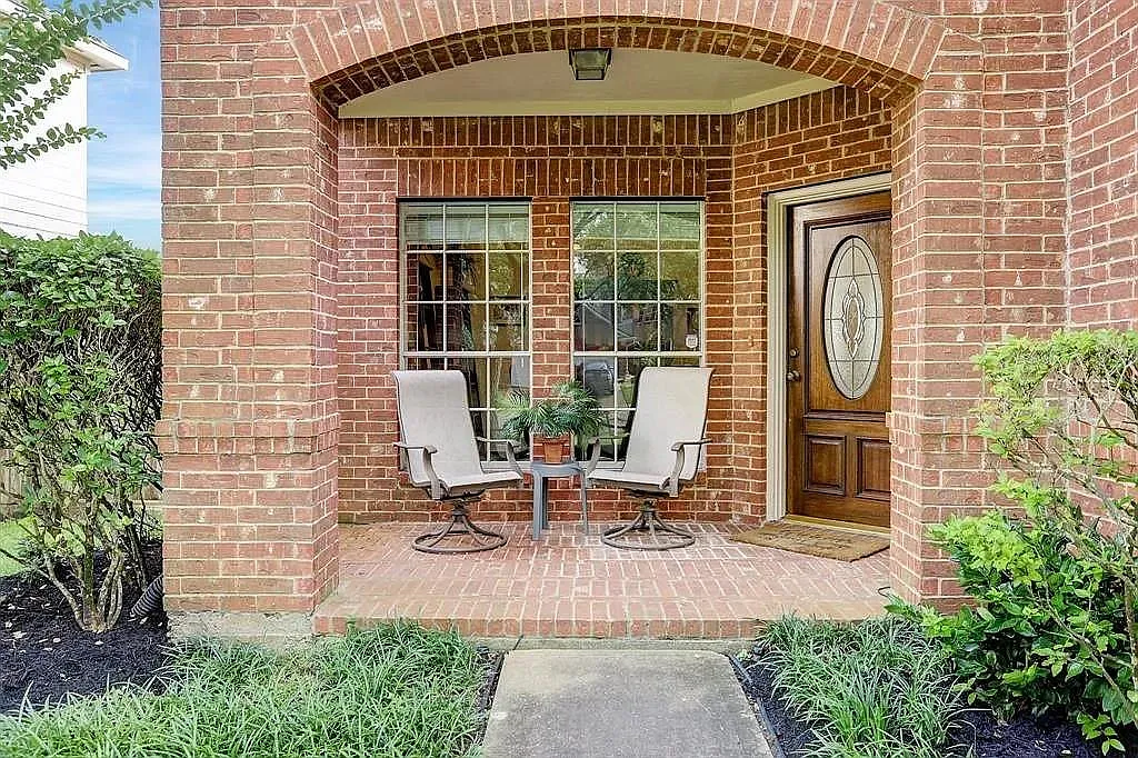3 bed, 2.5 bath, 2420 sqft, $2,400 — Photo 1