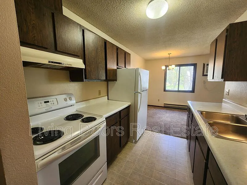 2 bed, 1.0 bath, $800 — Photo 4