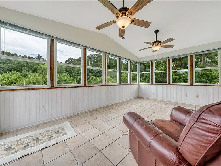 1066 Coopers Cove Rd — Photo 12