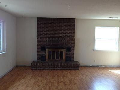 3rd image of 807 Georgene Dr NE