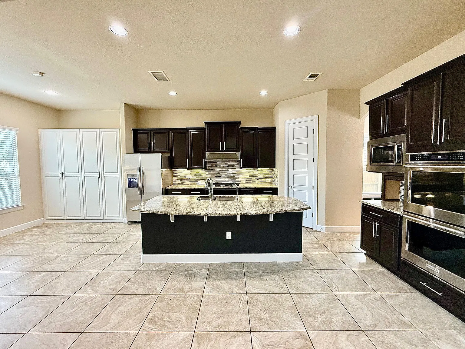 5 bed, 4.5 bath, 3947 sqft, $3,695 — Photo 4