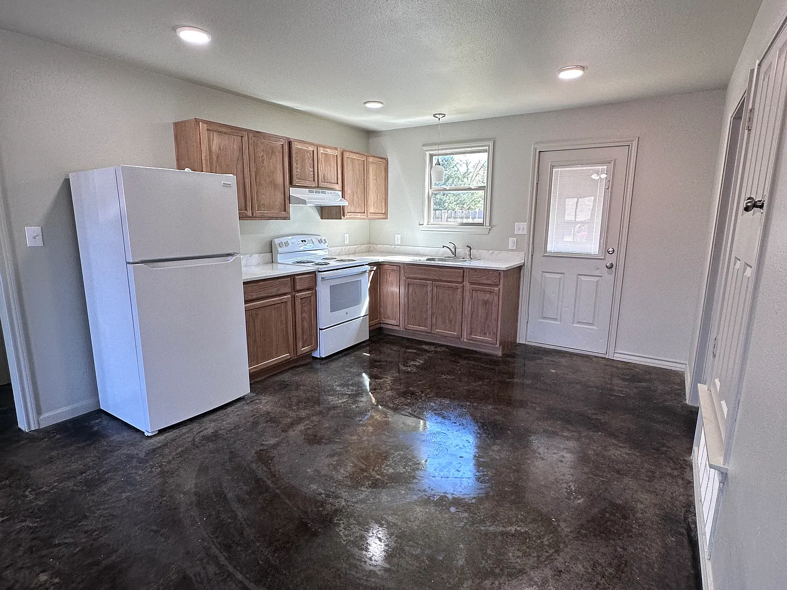 3 bed, 1200 sqft, $1,300 — Photo 2