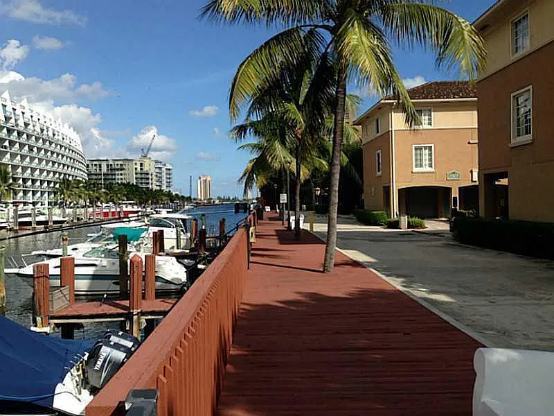 1 bed, 859 sqft, $2,300 — Photo 2