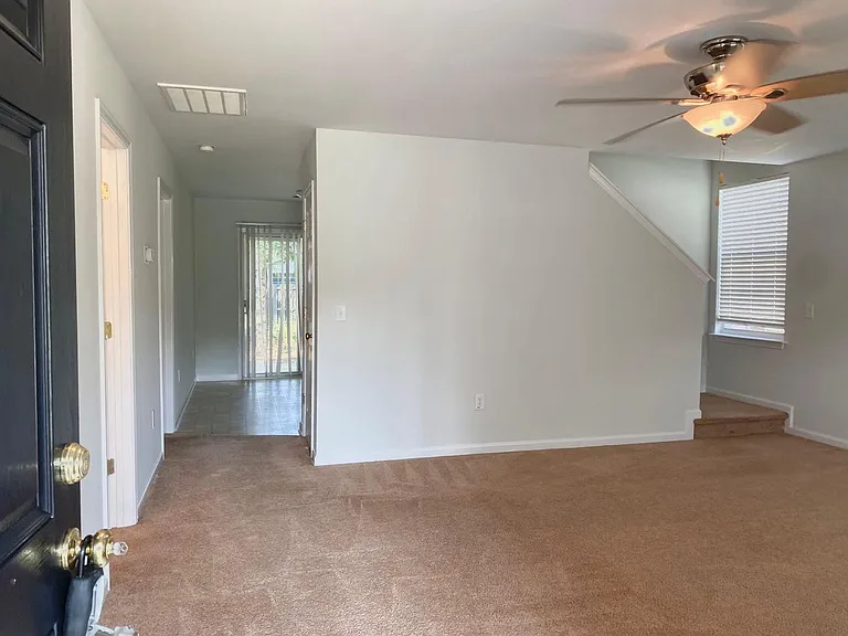 216 Barclay Dr — Photo 3