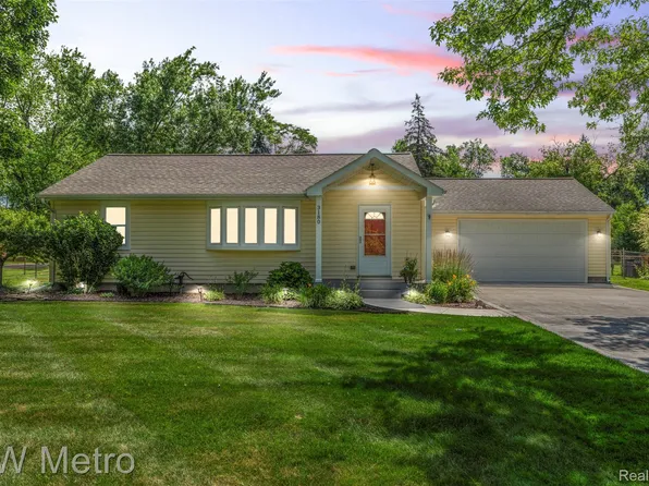 3180 Warringham Ave, Waterford, MI 48329