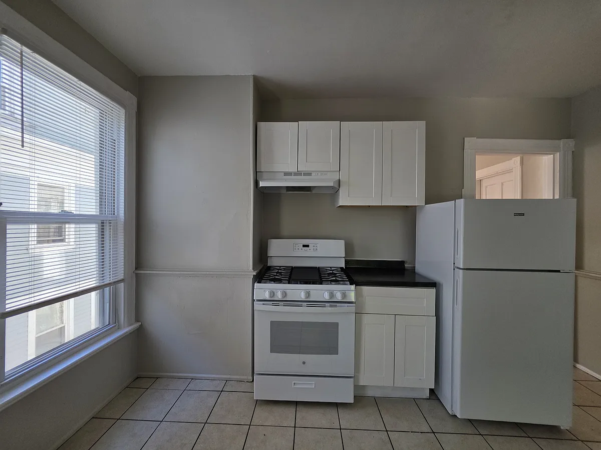 Photo 2 of 11 - 383 Winthrop Ave #B - New Haven, CT Building Photo - 383 Winthrop Ave #B
