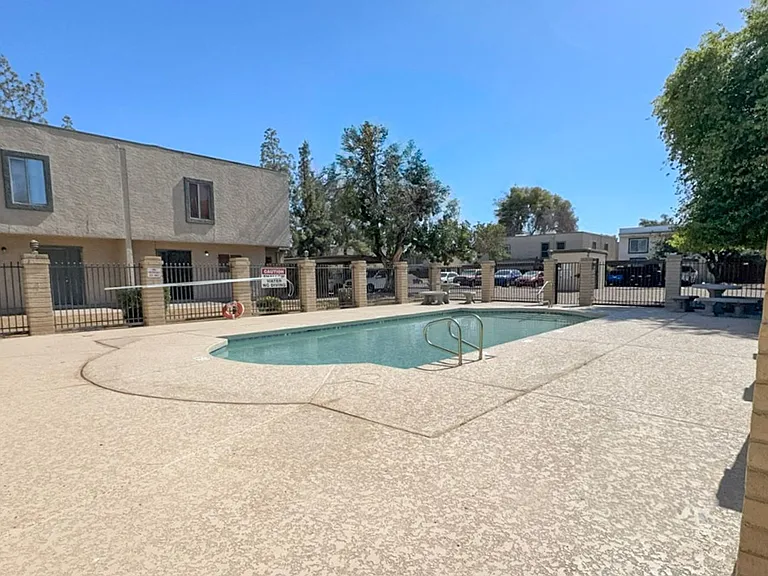 6011 W Townley Ave — Photo 30