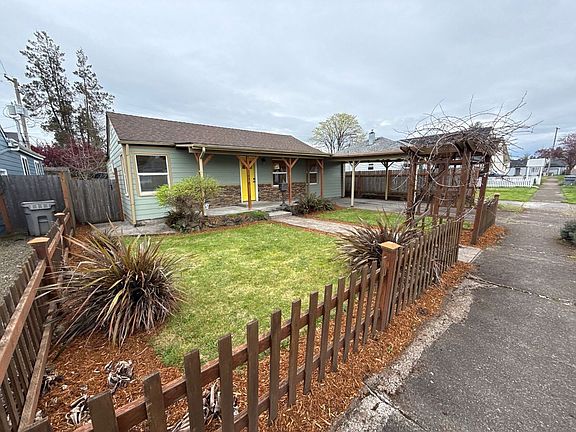 2nd image of 1070 16th Ave SW