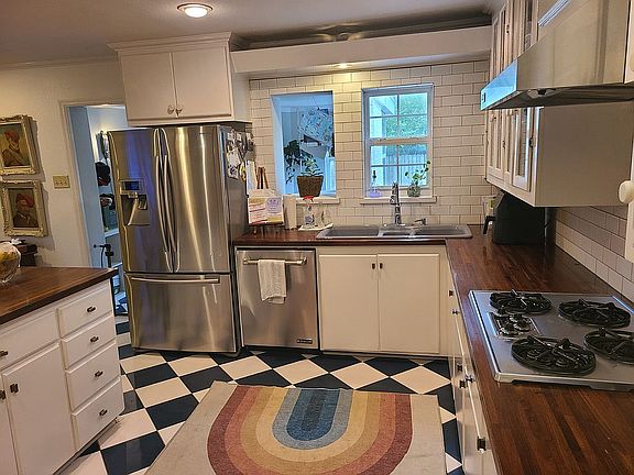 5th image of 204 Schoolwood Ln