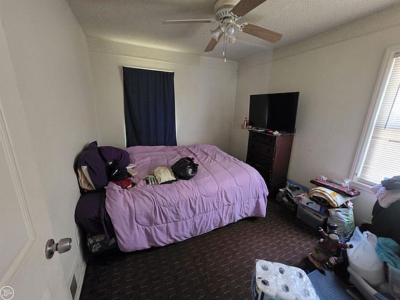 2nd image of 805 E Pearl Ave