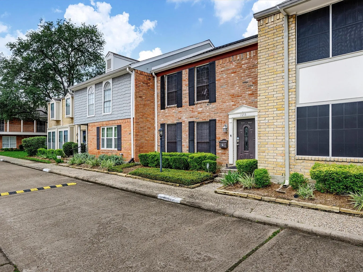 3 bed, 2.5 bath, 2070 sqft, $2,275 — Photo 3