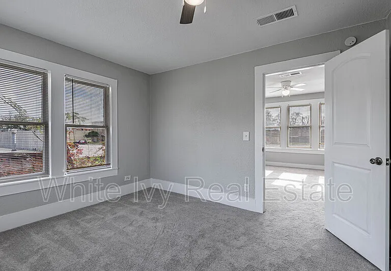 200 W Caroline St #B — Photo 15