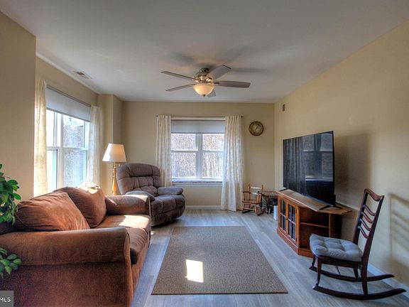 3rd image of 30 Uranus Rd