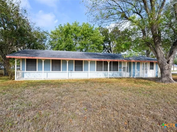 421 E 13th St, Shiner, TX 77984