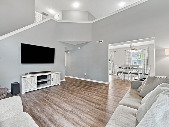 4th image of 717 Kingston Cir