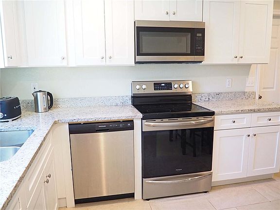 4th image of 151 Essex Dr