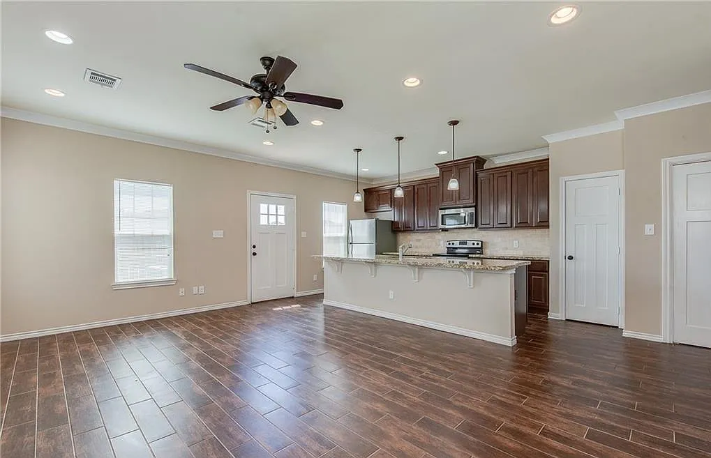 4 bed, 4.5 bath, 1800 sqft, $3,300 — Photo 2
