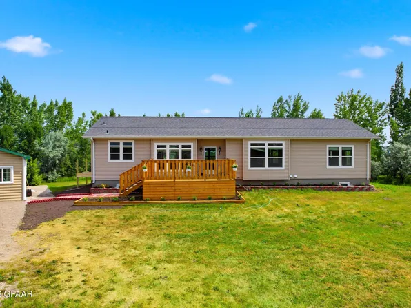 2126 Clemetson St NE, Grand Forks, ND 58203