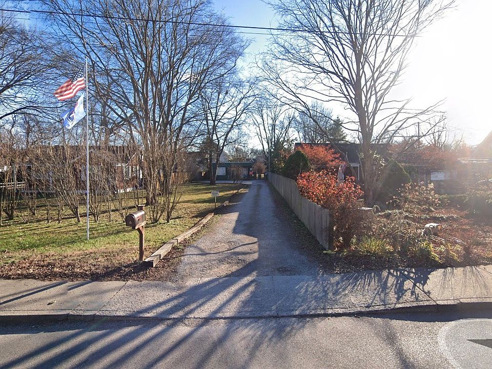 2nd image of 1208 McGavock Pike