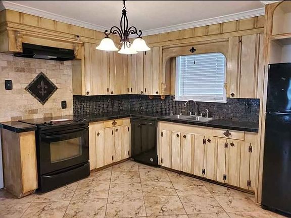 3rd image of 813 Dolby St