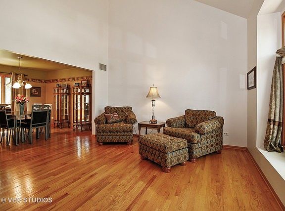 3rd image of 1950 Cambridge Ln