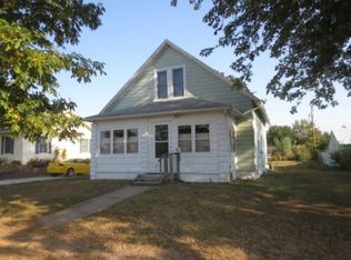 810 Pleasant St, Wapello, IA 52653