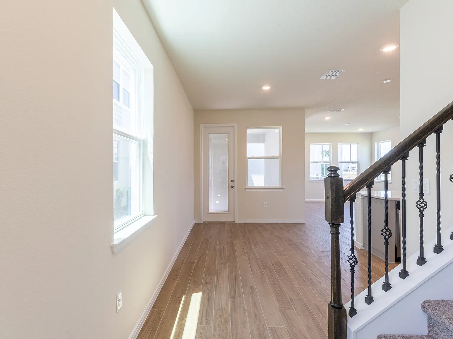 4 bed, 2037 sqft, $3,225 — Photo 2