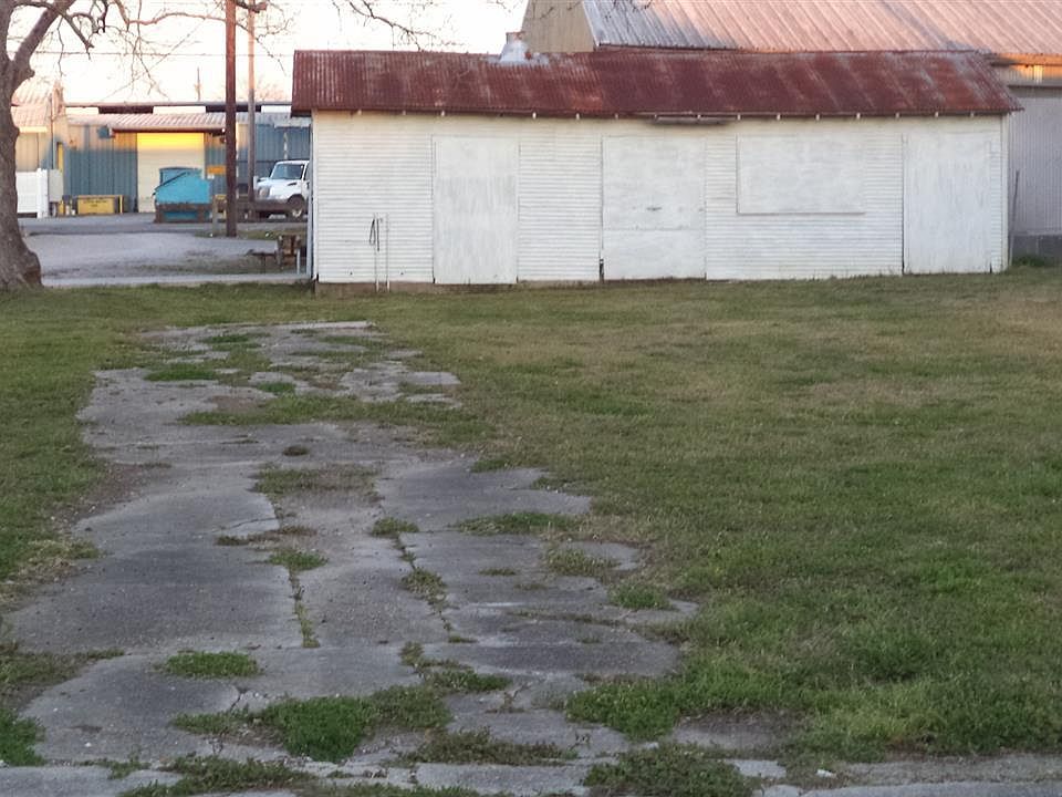2nd image of 1201 Daspit St