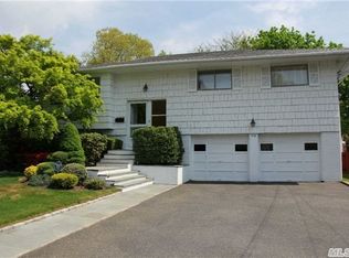576 Leheigh Ln, Woodmere, NY 11598