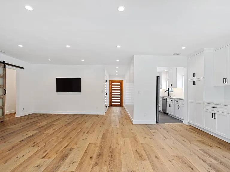 6942 Wystone Ave — Photo 8