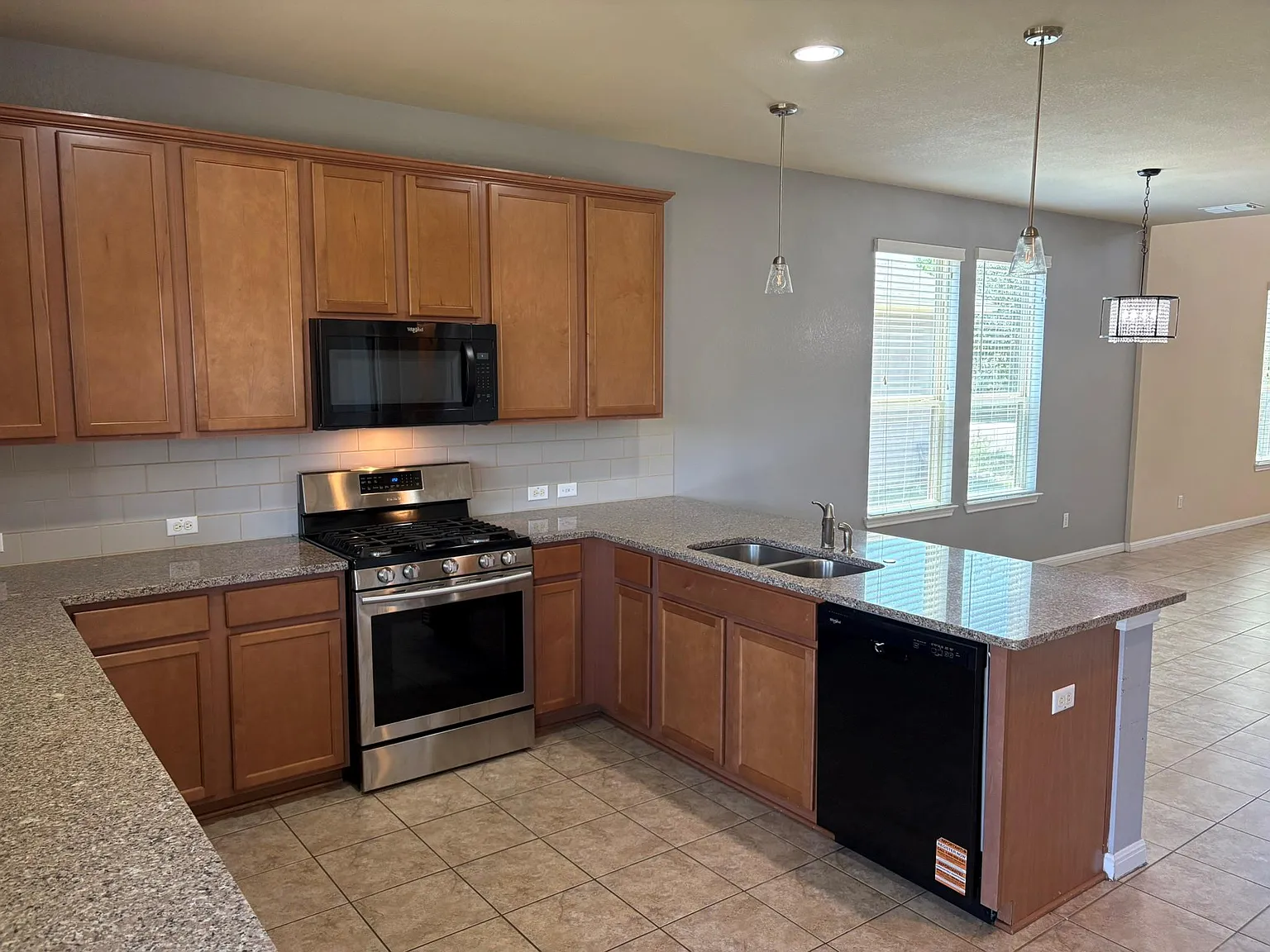 5 bed, 2.5 bath, 2505 sqft, $2,295 — Photo 2
