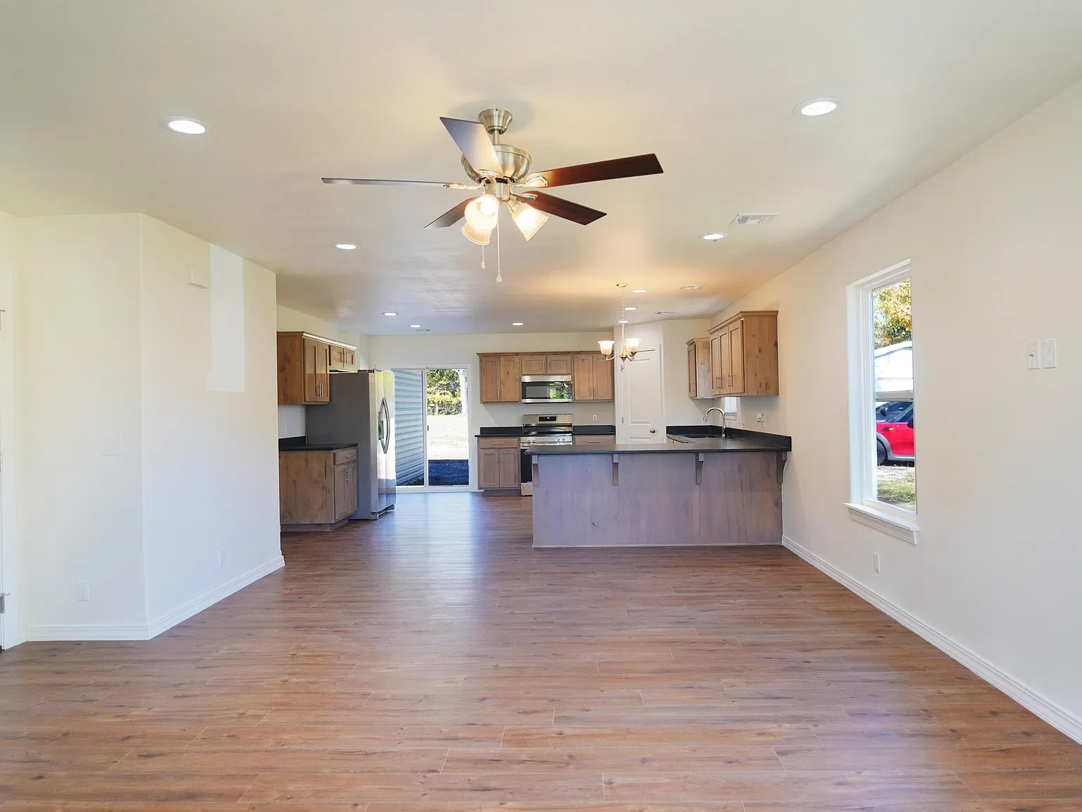 3 bed, 2.0 bath, 1375 sqft, $1,600 — Photo 2