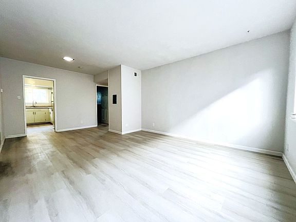 3rd image of 522 Merritt Ave #D