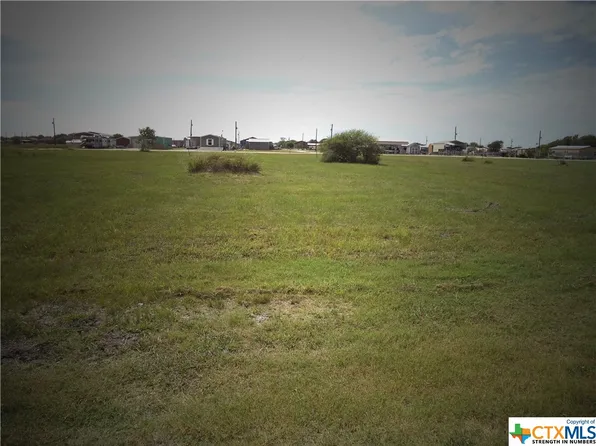 1009-1011 W Denver Ave, Seadrift, TX 77983