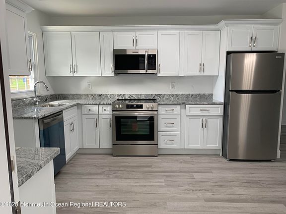 5th image of 858B Thornhill Court