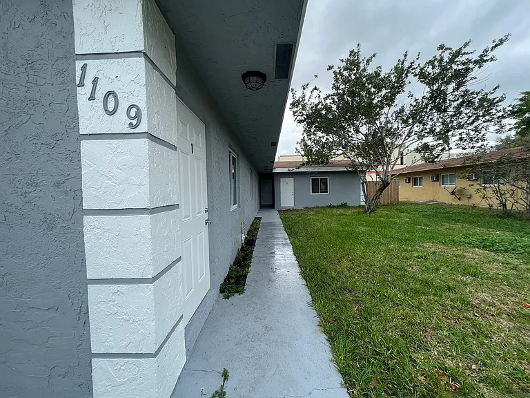 1109 NW 6th Ave #3 — Photo 2